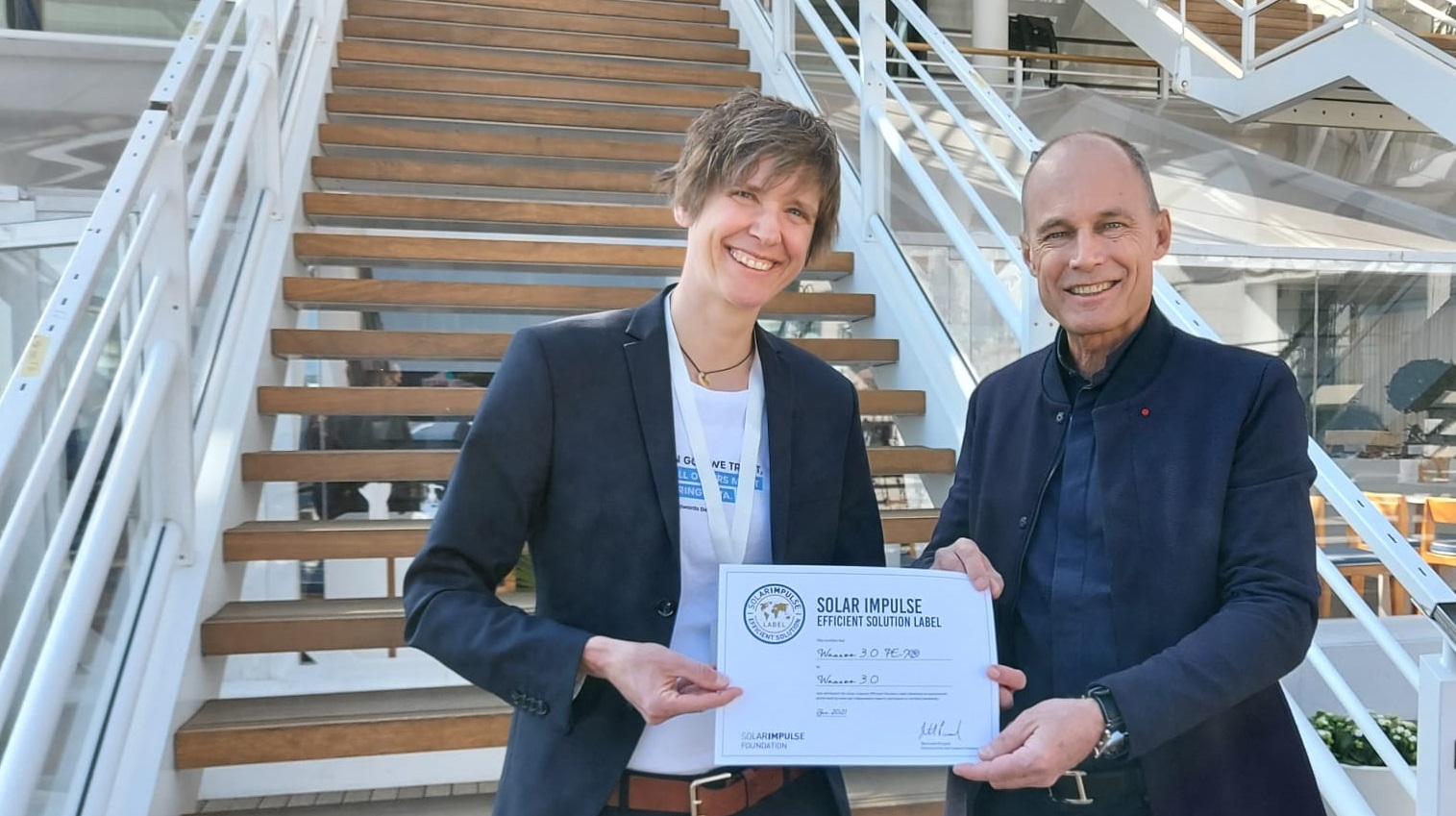 Monaco Ocean Week - Dr. Katrin Schuhen nimmt das Solar Impulse Efficient Siegel von Bertrand Piccard in Empfang