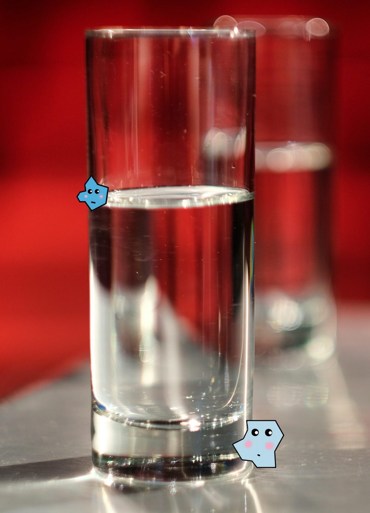 Maxi und Charlie - Mikroplastikpartikel im Wasser - microplastics in water