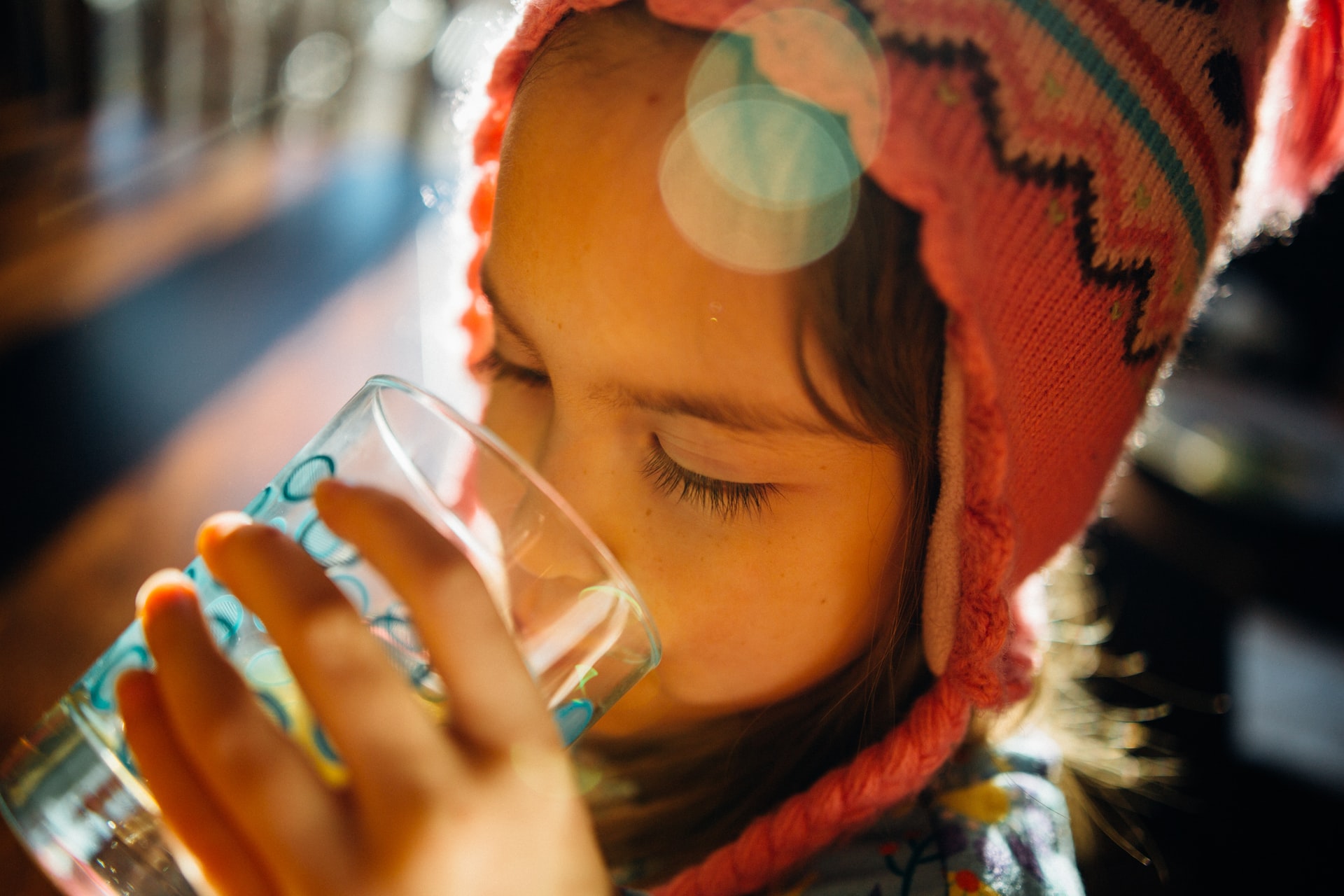 Kind trink aus Wasserglas - Trinkwasser ist die wichtigste Wasserart für gesundes Leben.