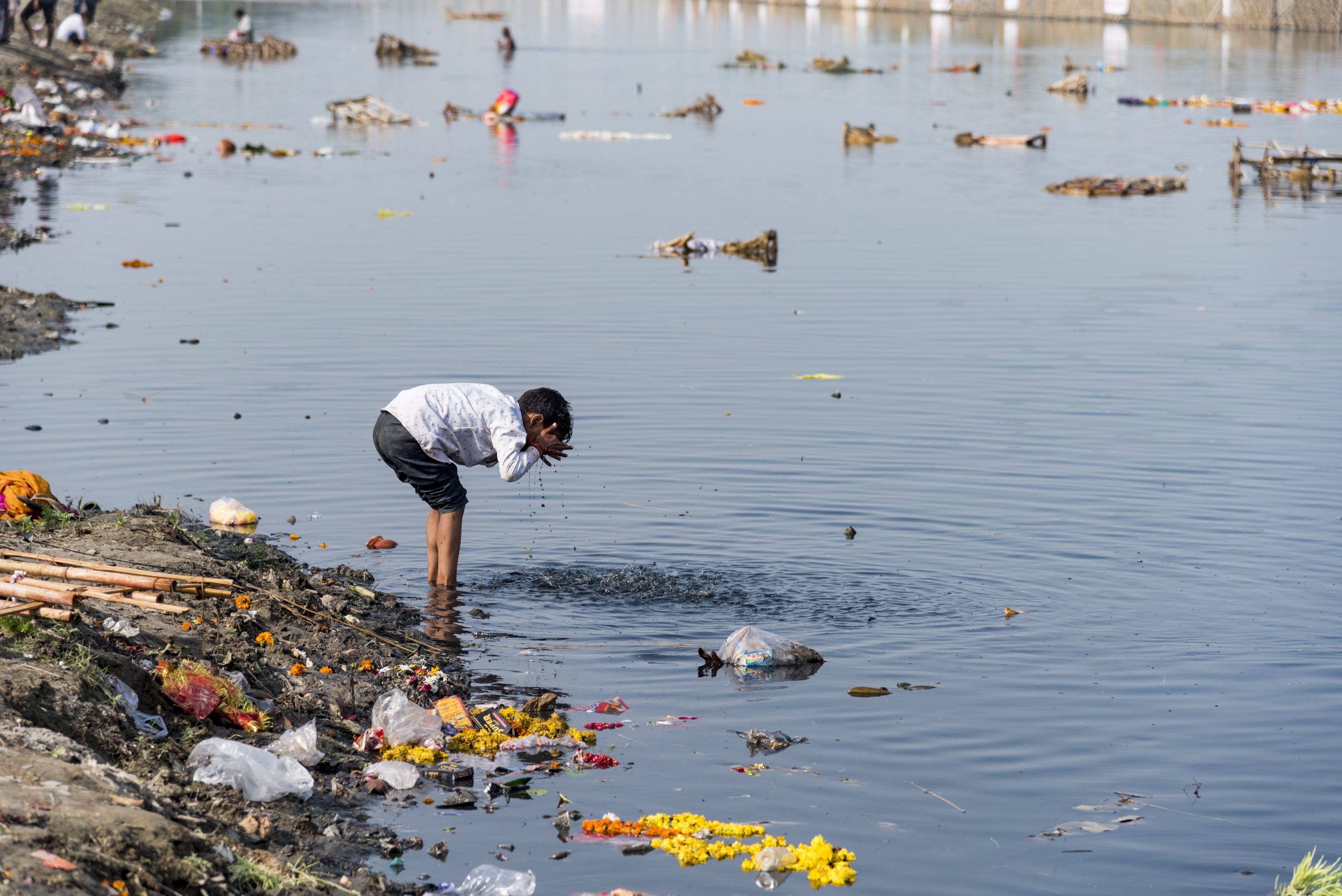 Kinder im Mikroplastik-versuchtem Wasser