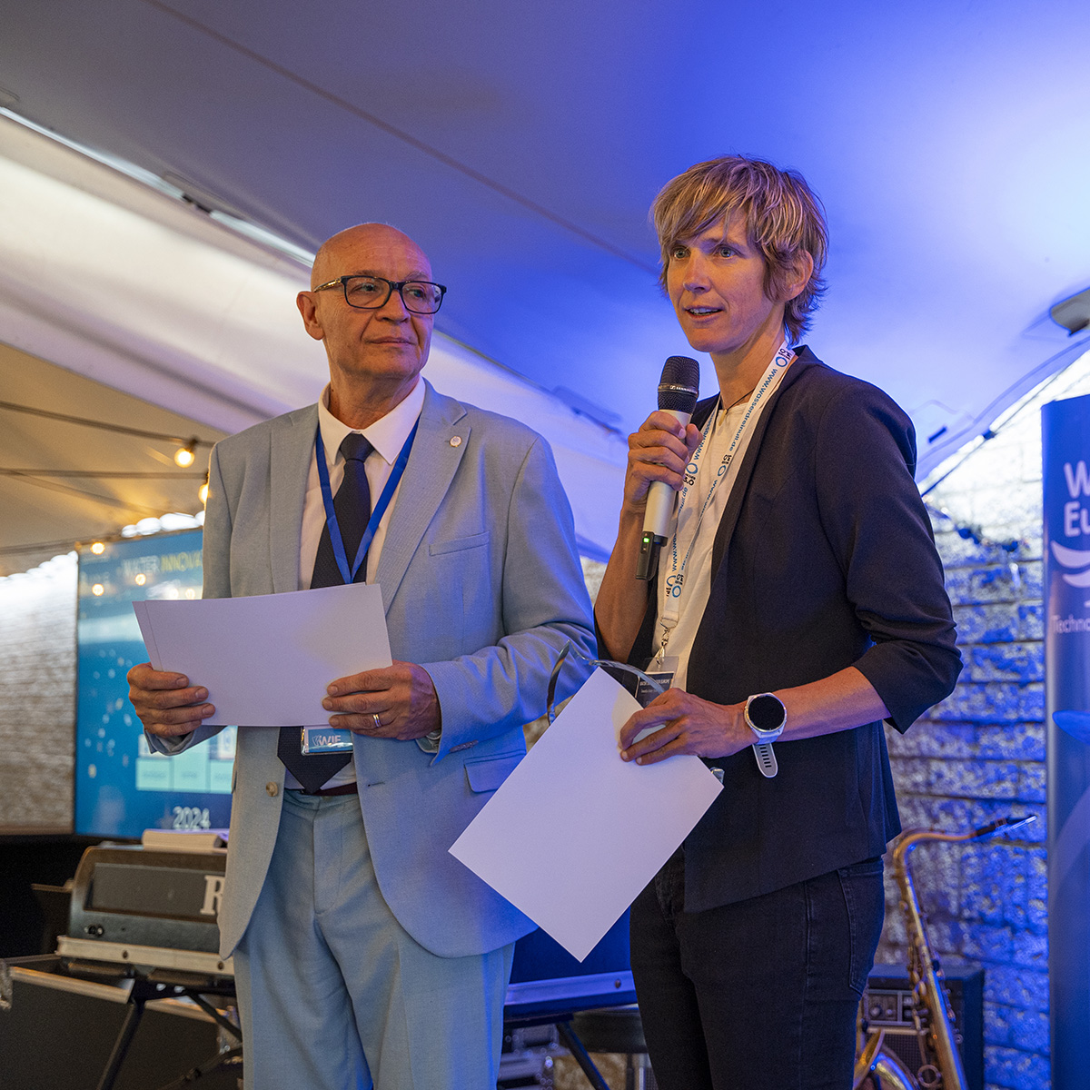 Dr. Katrin Schuhen bei ihrer Dankesrede mit Adrea Rubini von Water Europe