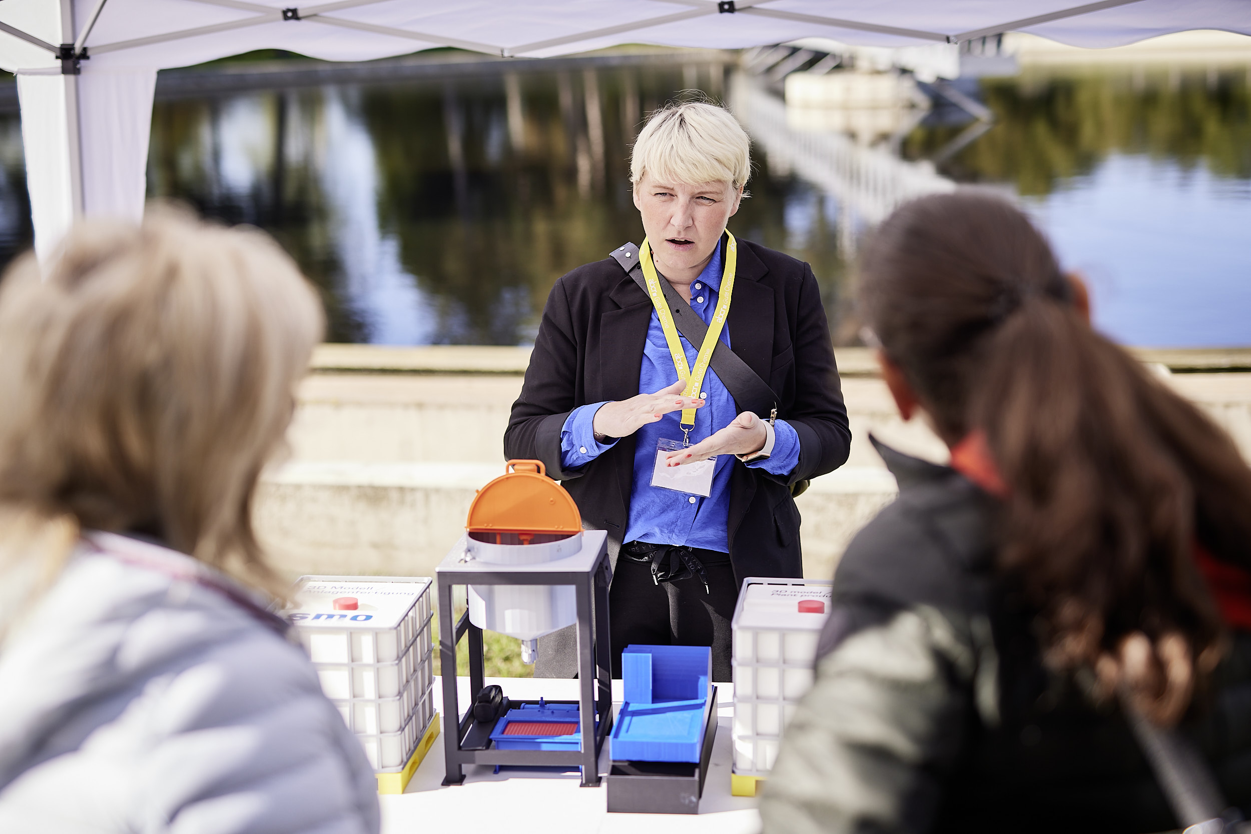 Melanie Hofer von smo GmbH informiert über den Anlagenbau für die Mikroplastik-Entfernung