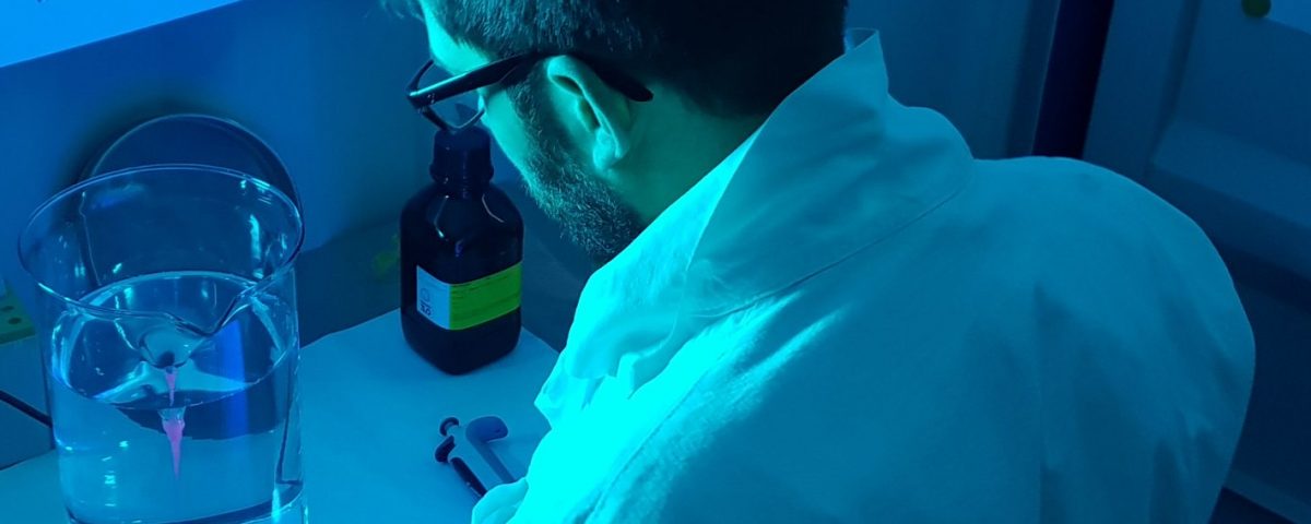 Mikroplastik detektieren mit Wasser 3.0 detect: Fluoreszenz macht Mikroplastik sichtbar