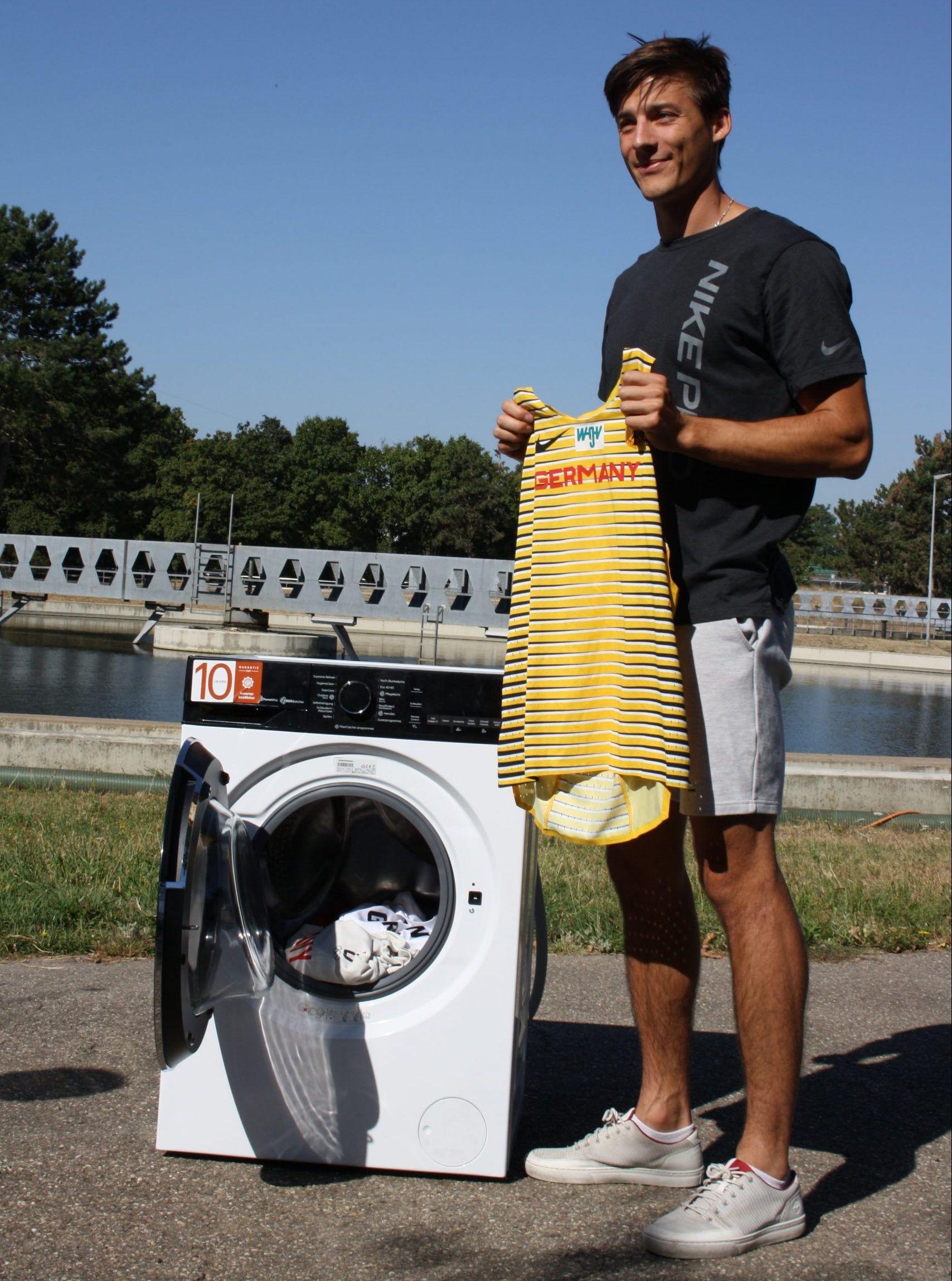 Oleg von Wasser 3.0 ist als Stabhochsprung-Profi auch Botschafter des Waschmaschinen-Projekts