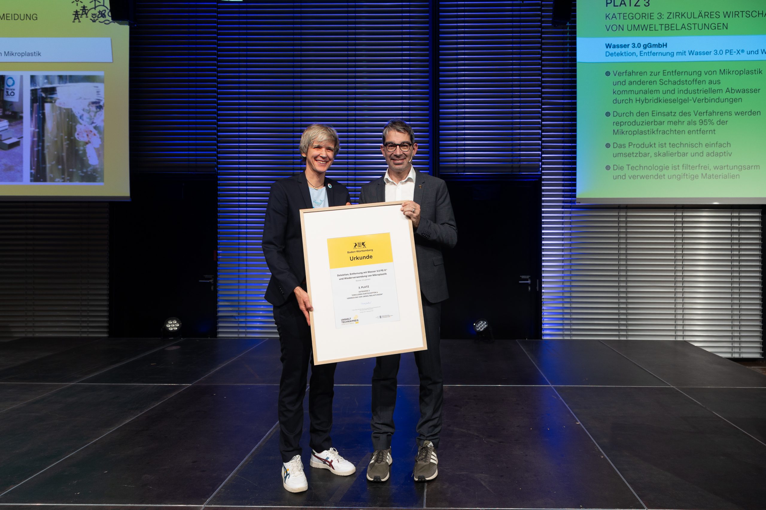 State Secretary in the Baden-Württemberg Ministry of the Environment Dr. Andreas Baumann presents the certificate to Dr. Katrin Schuhen © bmf Armin Burkhardt