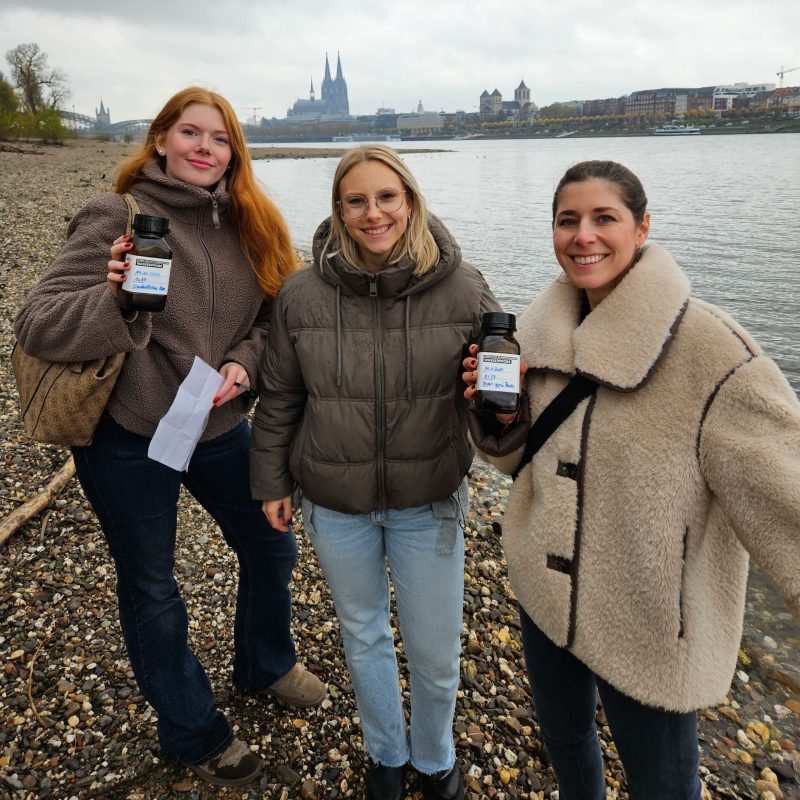 Gemeinsam am Rhein zur Probennahme