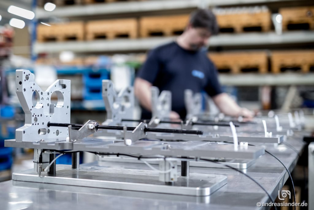 Trained smo employees assemble individual modules and complete machines from self-made individual parts