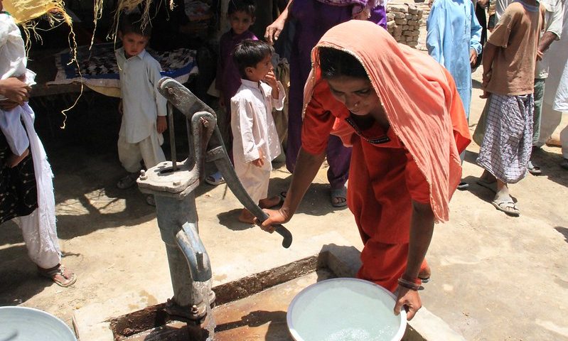 Eine Frau pumpt Wasser aus einem Brunnen. Viele Menschen haben noch immer keinen Zugang zu sauberem Wasser