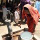 Eine Frau pumpt Wasser aus einem Brunnen. Viele Menschen haben noch immer keinen Zugang zu sauberem Wasser