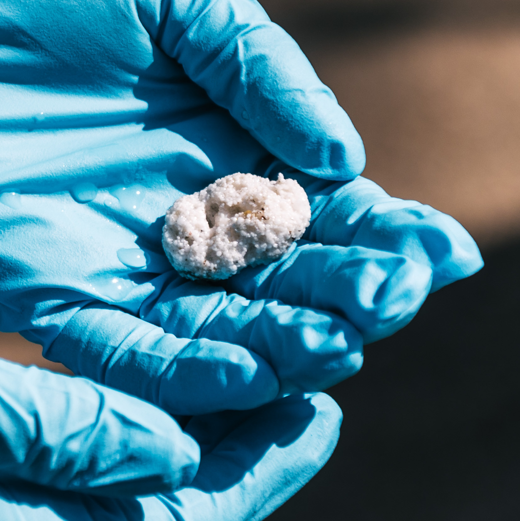 Mikroplastik-Klumpen nach Entnahme