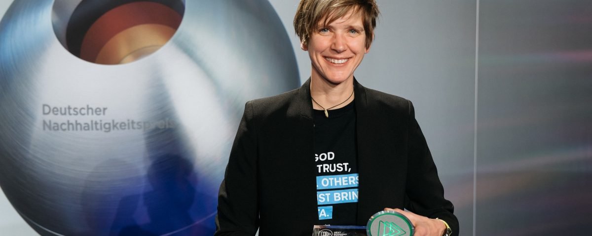 Dr. katrin Schuhen nimmt den Next Economy Award der Stiftung Deutscher Nachhaltigkeitspreis entgegen