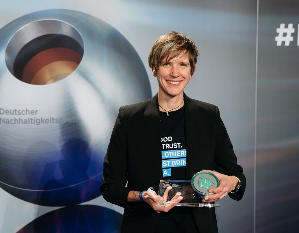 Dr. katrin Schuhen nimmt den Next Economy Award der Stiftung Deutscher Nachhaltigkeitspreis entgegen