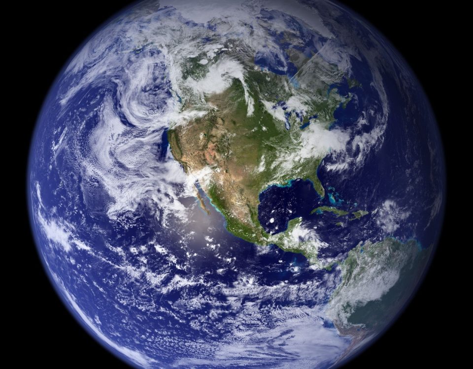 Blick auf den blauen Planenten aus dem Weltall. 2/3 der Erde sind mit Wasser bedeckt.